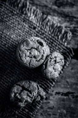 Ev yapımı taze pişmiş çikolata kurabiye topçu arka plan üzerinde 