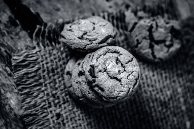 Ev yapımı taze pişmiş çikolata kurabiye topçu arka plan üzerinde 