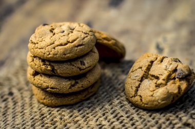 Ev yapımı taze pişmiş çikolata kurabiye topçu arka plan üzerinde 