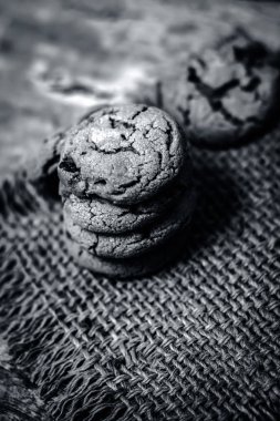 Ev yapımı taze pişmiş çikolata kurabiye topçu arka plan üzerinde 