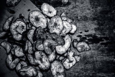 Ev yapımı taze muz koyu ahşap yüzeyde fişleri. Natürmort vintage tarzı