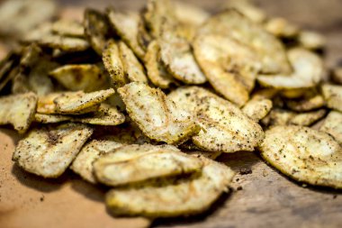 Ev yapımı taze muz koyu ahşap yüzeyde fişleri. Natürmort vintage tarzı