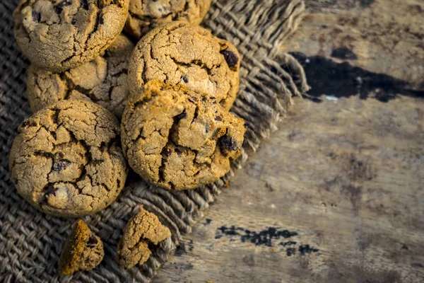 麻の背景に自家製の焼きたてのチョコレート クッキー — ストック写真