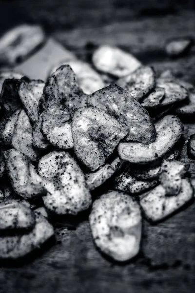 Batatas Fritas Banana Frescas Caseiras Superfície Madeira Escura Natureza Morta — Fotografia de Stock
