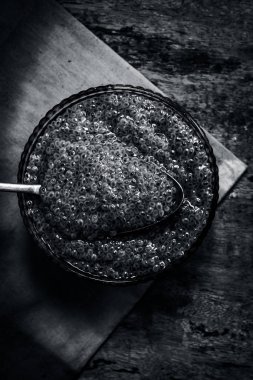 Reyhan tohumu ile cam kase ve antika kaşık