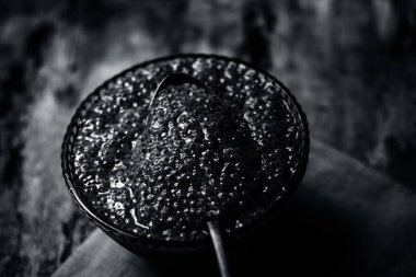 Reyhan tohumu ile cam kase ve antika kaşık