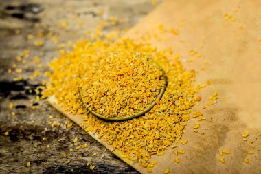 Ahşap yüzey üzerinde bir kasede ezilmiş Çemen otu tohumu