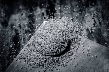 Ahşap yüzey üzerinde bir kasede ezilmiş Çemen otu tohumu