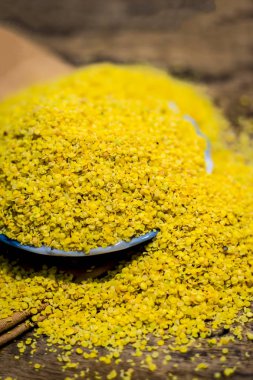 Bir cam levha içinde ezilmiş hardal tohumu görünümü ahşap yüzeyine kadar kapatın