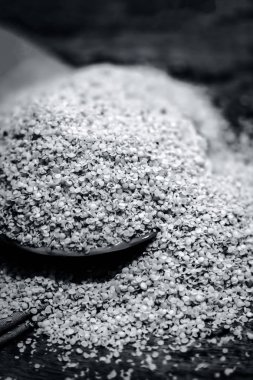 Bir cam levha içinde ezilmiş hardal tohumu görünümü ahşap yüzeyine kadar kapatın