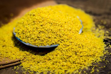 Bir cam levha içinde ezilmiş hardal tohumu görünümü ahşap yüzeyine kadar kapatın