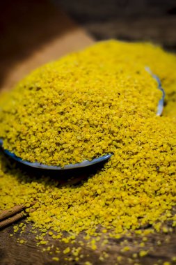 Bir cam levha içinde ezilmiş hardal tohumu görünümü ahşap yüzeyine kadar kapatın