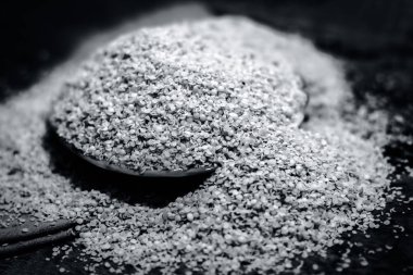 Bir cam levha içinde ezilmiş hardal tohumu görünümü ahşap yüzeyine kadar kapatın