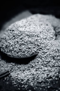 Bir cam levha içinde ezilmiş hardal tohumu görünümü ahşap yüzeyine kadar kapatın