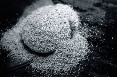 Bir cam levha içinde ezilmiş hardal tohumu görünümü ahşap yüzeyine kadar kapatın