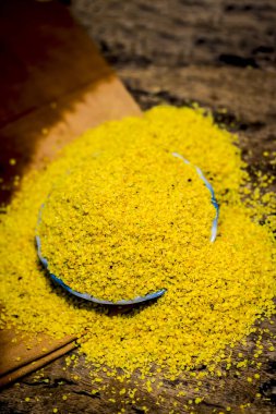 Bir cam levha içinde ezilmiş hardal tohumu görünümü ahşap yüzeyine kadar kapatın