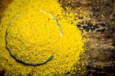 Bir cam levha içinde ezilmiş hardal tohumu görünümü ahşap yüzeyine kadar kapatın