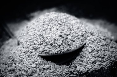 Bir cam levha içinde ezilmiş hardal tohumu görünümü ahşap yüzeyine kadar kapatın