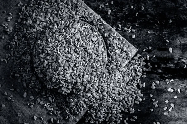 Ahşap arka plan üzerinde kasede ezilmiş çemen tohumu yakın çekim