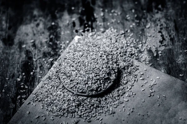 Ahşap yüzey üzerinde bir kasede ezilmiş Çemen otu tohumu