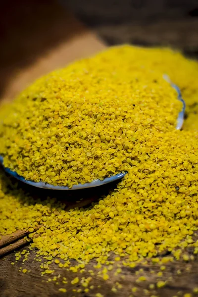 Bir cam levha içinde ezilmiş hardal tohumu görünümü ahşap yüzeyine kadar kapatın