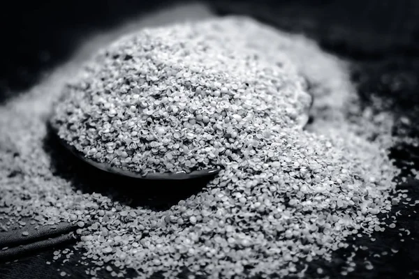 Bir cam levha içinde ezilmiş hardal tohumu görünümü ahşap yüzeyine kadar kapatın