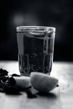 Gül suyu limon ve gül yaprakları ile yakın çekim