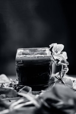 Ispanak suyu kupa dilimlenmiş limon ve otlar ile