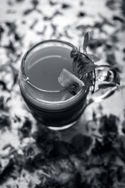 Diyet ve kilo kaybı için havuç suyu nane ve havuç taşlarla süsleme için görünümünü kapat