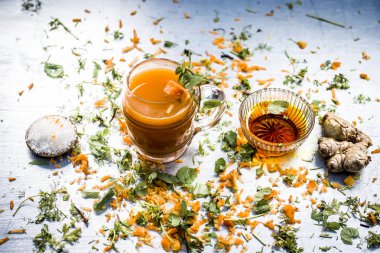 Diyet ve kilo kaybı için havuç suyu nane ve havuç taşlarla süsleme için görünümünü kapat