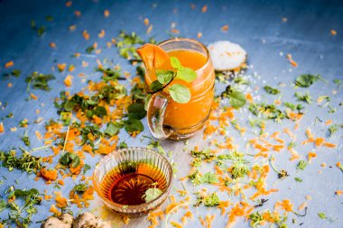 Diyet ve kilo kaybı için havuç suyu nane ve havuç taşlarla süsleme için görünümünü kapat