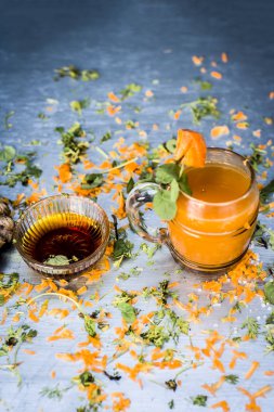 Diyet ve kilo kaybı için havuç suyu nane ve havuç taşlarla süsleme için görünümünü kapat