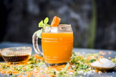 Diyet ve kilo kaybı için havuç suyu nane ve havuç taşlarla süsleme için görünümünü kapat