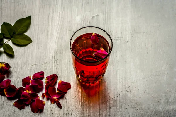 Rose Water Met Ijsblokjes Citroen Sommige Rozenblaadjes — Stockfoto