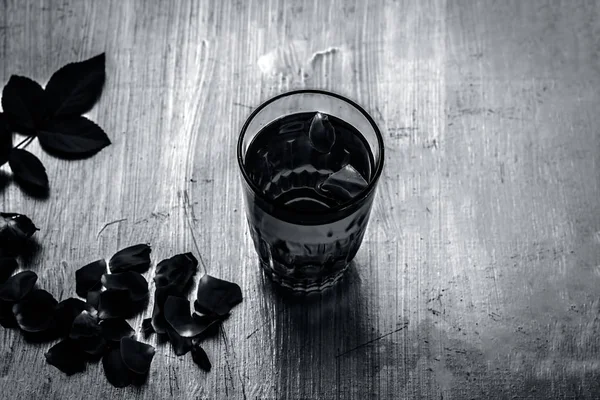 Rosenwasser Mit Eiswürfeln Zitrone Und Einigen Rosenblättern — Stockfoto