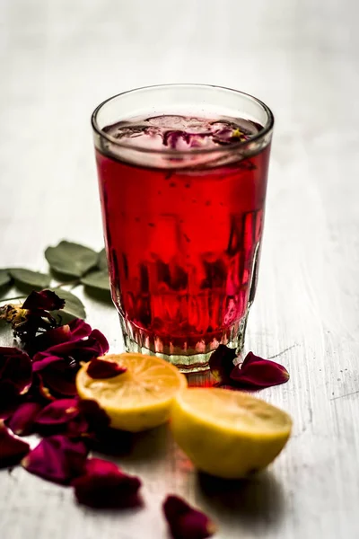 Rose Water Met Ijsblokjes Citroen Sommige Rozenblaadjes — Stockfoto