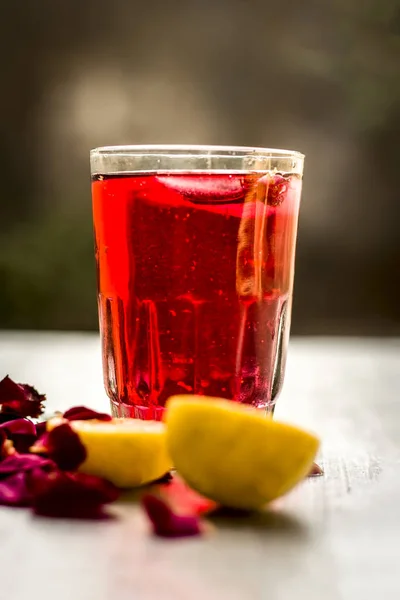 Close Van Rose Water Met Citroen Roze Bloemblaadjes — Stockfoto