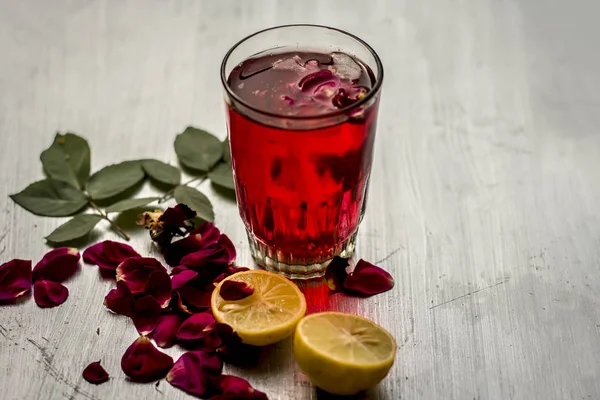 Rose Water Met Ijsblokjes Citroen Sommige Rozenblaadjes — Stockfoto