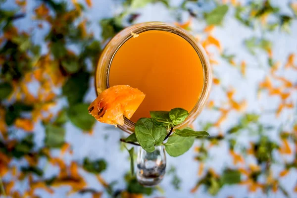 Diyet ve kilo kaybı için havuç suyu nane ve havuç taşlarla süsleme için görünümünü kapat