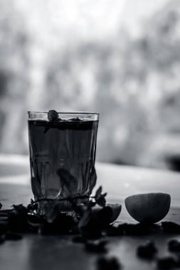Gül suyu limon ve gül yaprakları ile yakın çekim