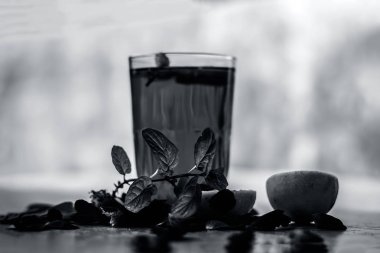 Ahşap yüzeyde popüler Hint içki dilimlenmiş limon, gül yaprakları ve nane yaprakları.