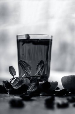 Ahşap yüzeyde popüler Hint içki dilimlenmiş limon, gül yaprakları ve nane yaprakları.