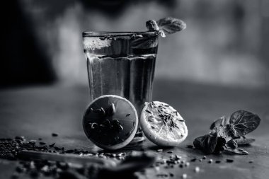 Ahşap masa üzerine dilimlenmiş limon suyuyla rezene