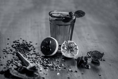 Ahşap masa üzerine dilimlenmiş limon suyuyla rezene