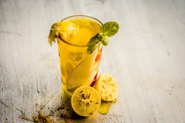 Biraz yaprak bir şeffaf cam nane limon suyuyla