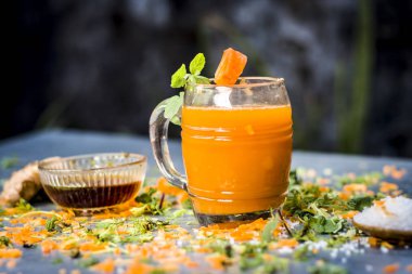 Diyet ve kilo kaybı için havuç suyu nane ve havuç taşlarla süsleme için görünümünü kapat