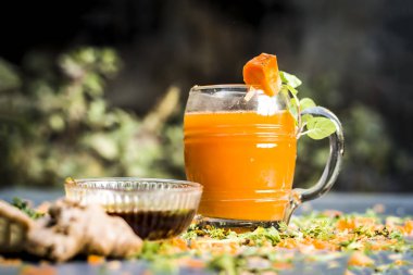 Diyet ve kilo kaybı için havuç suyu nane ve havuç taşlarla süsleme için görünümünü kapat