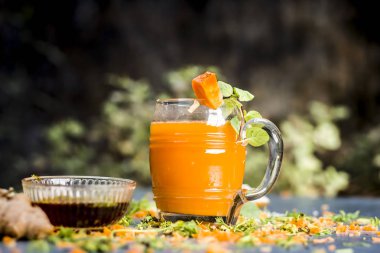 Diyet ve kilo kaybı için havuç suyu nane ve havuç taşlarla süsleme için görünümünü kapat