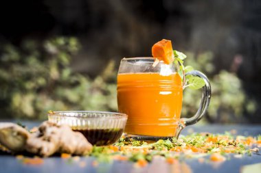 Diyet ve kilo kaybı için havuç suyu nane ve havuç taşlarla süsleme için görünümünü kapat