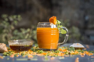 Diyet ve kilo kaybı için havuç suyu nane ve havuç taşlarla süsleme için görünümünü kapat